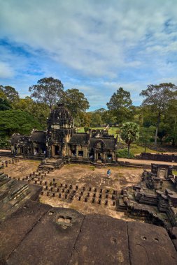 Siem Reap, Kamboçya - 13 Aralık 2014:View, Angkor Wat karmaşık Baphuon Tapınağı olduğunu popüler turistik, Angkor Wat Archaeological Park içinde Siem Reap, Kamboçya UNESCO Dünya Miras Listesi