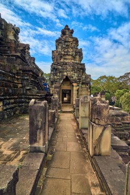 Siem Reap, Kamboçya - 13 Aralık 2014:View, Angkor Wat karmaşık Baphuon Tapınağı olduğunu popüler turistik, Angkor Wat Archaeological Park içinde Siem Reap, Kamboçya UNESCO Dünya Miras Listesi