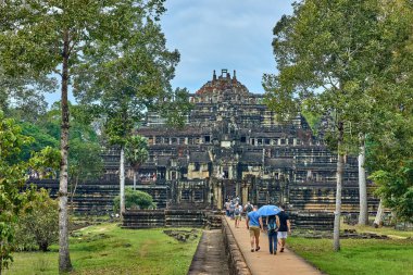Siem Reap, Kamboçya - 13 Aralık 2014:View, Angkor Wat karmaşık Baphuon Tapınağı olduğunu popüler turistik, Angkor Wat Archaeological Park içinde Siem Reap, Kamboçya UNESCO Dünya Miras Listesi