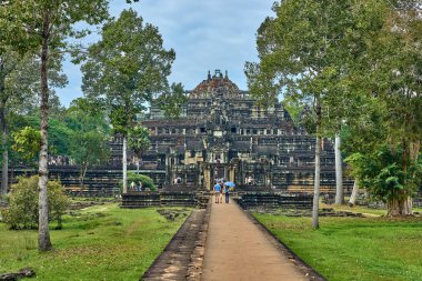 Siem Reap, Kamboçya - 13 Aralık 2014:View, Angkor Wat karmaşık Baphuon Tapınağı olduğunu popüler turistik, Angkor Wat Archaeological Park içinde Siem Reap, Kamboçya UNESCO Dünya Miras Listesi