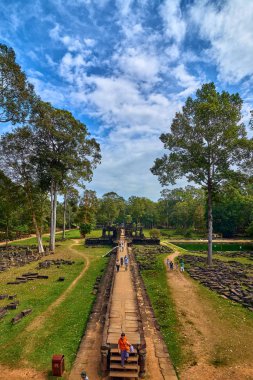 Siem Reap, Kamboçya - 13 Aralık 2014:View, Angkor Wat karmaşık Baphuon Tapınağı olduğunu popüler turistik, Angkor Wat Archaeological Park içinde Siem Reap, Kamboçya UNESCO Dünya Miras Listesi
