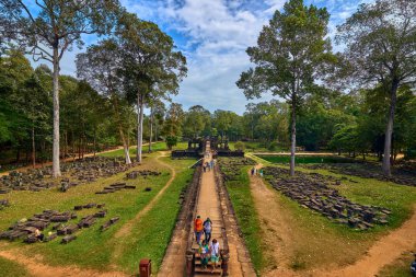 Siem Reap, Kamboçya - 13 Aralık 2014:View, Angkor Wat karmaşık Baphuon Tapınağı olduğunu popüler turistik, Angkor Wat Archaeological Park içinde Siem Reap, Kamboçya UNESCO Dünya Miras Listesi