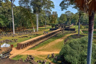 Siem Reap, Kamboçya - 13 Aralık 2014:View, Angkor Wat karmaşık Baphuon Tapınağı olduğunu popüler turistik, Angkor Wat Archaeological Park içinde Siem Reap, Kamboçya UNESCO Dünya Miras Listesi