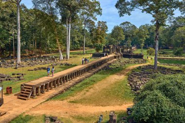 Siem Reap, Kamboçya - 13 Aralık 2014:View, Angkor Wat karmaşık Baphuon Tapınağı olduğunu popüler turistik, Angkor Wat Archaeological Park içinde Siem Reap, Kamboçya UNESCO Dünya Miras Listesi