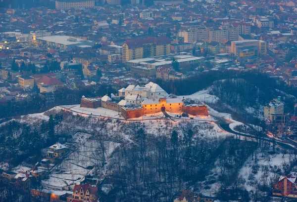 Una Vista Panorámica Ciudad Brasov Atardecer Sobre Monte Tampa Invierno —  Fotos de Stock