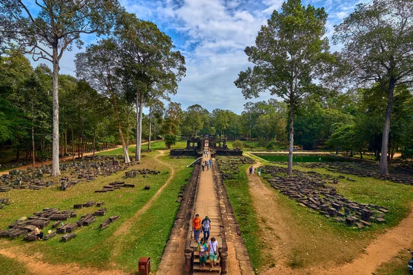 Siem Reap, Kamboçya - 13 Aralık 2014:View, Angkor Wat karmaşık Baphuon Tapınağı olduğunu popüler turistik, Angkor Wat Archaeological Park içinde Siem Reap, Kamboçya UNESCO Dünya Miras Listesi
