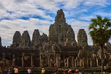 Siem Reap, Kamboçya - 13 Aralık 2014: Angkor Thom, Bayon Prasat Bayon Khmer tapınağıdır popüler turistik, Angkor Wat Archaeological Park içinde Siem Reap, Kamboçya UNESCO Dünya Miras Listesi