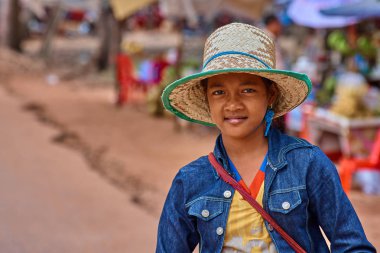 Siem Reap, Kamboçya - 13 Aralık 2014:Young kız Angkor Wat Tapınağı dışında turistlere Hatıra Eşyası satan