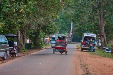 Siem Reap, Kamboçya - 13 Aralık 2014:Tuc-tuc Angkor Wat karmaşık üzerinde olduğunu popüler turistik, Angkor Wat Arkeoloji Parkı Siem Reap, Kamboçya Unesco Dünya '