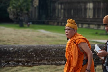 Siem Reap, Kamboçya - 13 Aralık 2014:Buddhist rahipler Angkor Wat karmaşık, popüler turistik, Angkor Wat Arkeoloji Parkı Siem Reap, Kamboçya Unesco Dünya Mirası'de