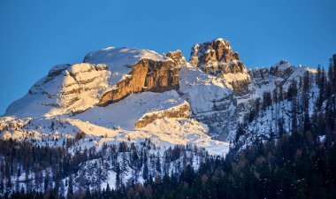 Güzel kış dağlar Kayak Merkezi Madonna di Campiglio Alpler'de Dolomit Madonna di Campiglio.Panoramic manzara manzara. İtalya