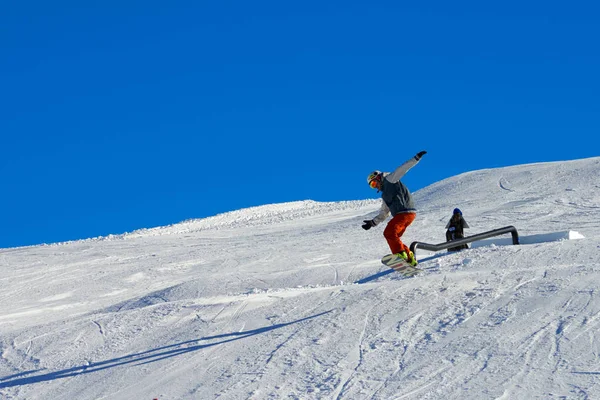 マドンナ カンピーリョ マウンテン スキー リゾートでスキー斜面の下の雪に覆われた冬の山の風光明媚な背景乗ってマドンナ カンピーリョ イタリア 2014 Ski スノーボード — ストック写真
