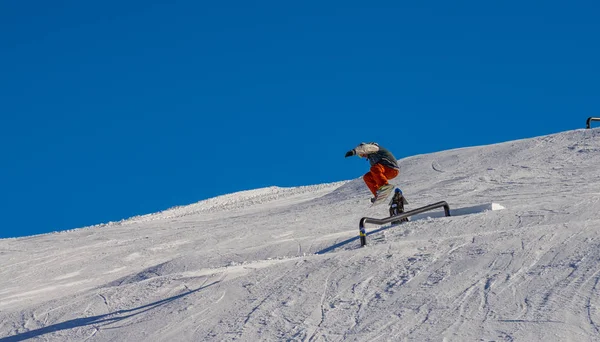 Madonna Campiglio Itália Novembro 2014 Snowboarder Saltando Pelo Com Céu — Fotografia de Stock