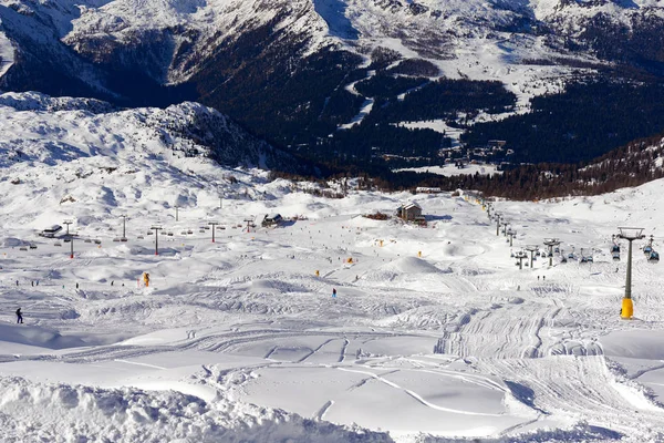 Madonna Campiglio Italien November 2014 Skifahrer Mit Der Seilbahn Auf — Stockfoto
