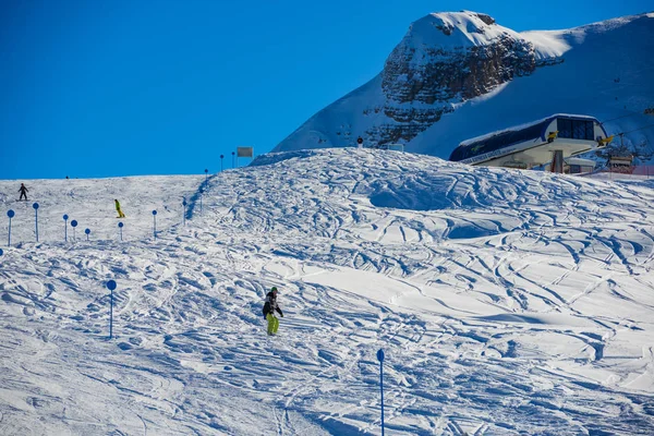 麦当娜 Campiglio 意大利 2014年11月21日 美丽的冬山景观滑雪缆车在意大利 滑雪场和滑雪者在帕索 格罗斯特滑雪场 — 图库照片