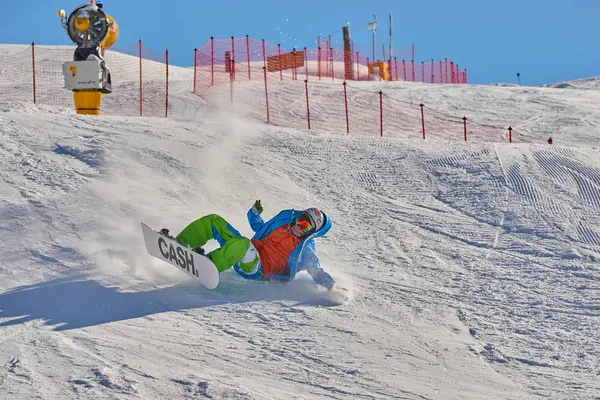 Madonna Campiglio Itália Novembro 2014 Snowboarder Saltando Pelo Com Céu — Fotografia de Stock