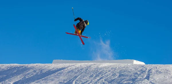 Cavalier Ski Sautant Sur Les Montagnes Sport Hiver Extrême — Photo