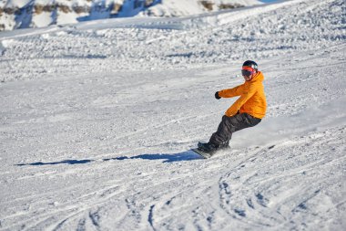 Madonna Di Campiglio, İtalya-21 Kasım 2014:Ski biniciler bir kayak pisti Madonna di Campiglio dağ kayak merkezinde aşağı karlı kış dağ manzaralı arka plan üzerinde binmek