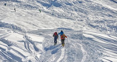 Kayakçı tırmanış kayaklar ve sealskins. Kayak pisti ve kayakçılar Passo Groste kayak bölgesinde, İtalya