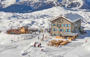 Madonna Di Campiglio, İtalya-21 Kasım 2014:Ski resort Madonna di Campiglio.Panoramic peyzaj Dolomit Alplerin Madonna di Campiglio için. İtalya