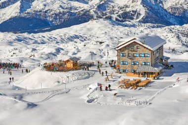 Madonna Di Campiglio, İtalya-21 Kasım 2014:Ski resort Madonna di Campiglio.Panoramic peyzaj Dolomit Alplerin Madonna di Campiglio için. İtalya