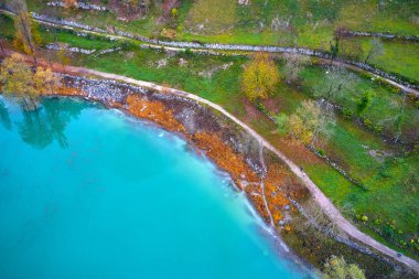 Arial görünümü, göl Tenno Güz, Trento, İtalya, Avrupa. Dağlarda turkuaz Gölü