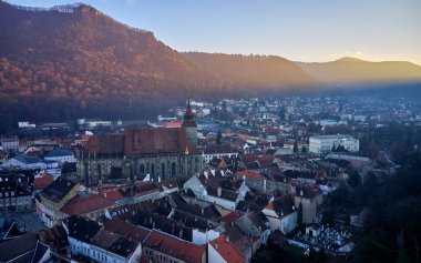 Brasov, Transilvanya. Romanya. Panoramik kent ve Siyah Kilisesi Eski Şehir Meydanı, hava alacakaranlık cityscape şehrin Brasov, Romanya
