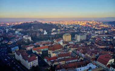 Brasov, Transilvanya. Romanya. Hava panoramik eski şehir ve Belediye Meydanı, hava alacakaranlık cityscape şehrin Brasov, Romanya