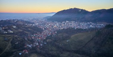 Brasov, Transilvanya. Romanya. Hava panoramik eski şehir ve Belediye Meydanı, hava alacakaranlık cityscape şehrin Brasov, Romanya