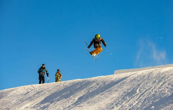 Madonna Campiglio Itália Novembro 2014 Snowboarder Saltando Pelo Com Céu — Fotografia de Stock