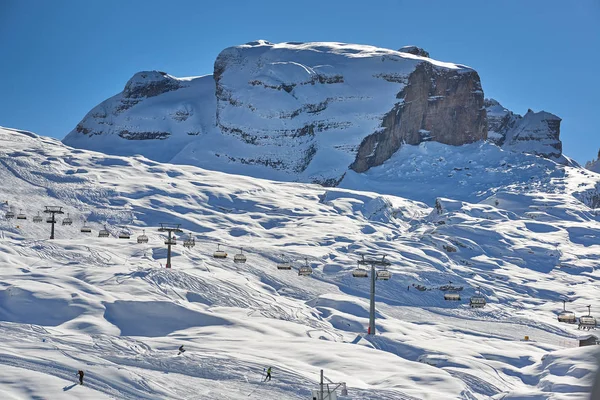美丽的冬季山脉景观滑雪缆车滑雪场在意大利 滑雪场和滑雪者在帕索格罗斯特滑雪区 — 图库照片