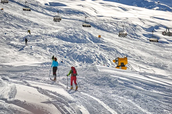 在滑雪板和海豹皮上爬得更滑雪 阳光明媚的日子里 意大利阿尔卑斯山的滑雪胜地麦当娜 迪坎皮利奥 — 图库照片