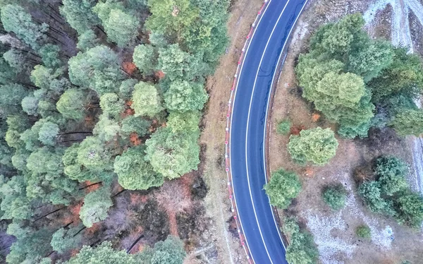 Arabalar hareket ile bir dağ yolu havadan görünümü