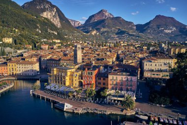 Bir Riva del Garda, Lago di Garda, İtalya - 24 Ekim 2018: Arial dağlarda çevrili muhteşem Garda Gölü Panoraması sonbaharında, güzel Riva del Garda şehir görünümünü ve Garda Gölü