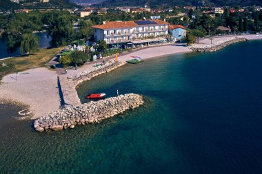 Torbole, Lago di Garda, İtalya - 19 Ekim 2018:A Riyali Torbole Panorama ve Garda Gölü, sonbaharda, Lake Garda, İtalya küçük bir kasaba. Europa