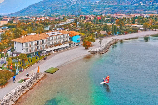 Torbole ガルダ湖 イタリア 2018 リアル トルボレのパノラマとガルダ湖で 秋には ガルダ湖 イタリアの小さな町で ヨーロッパ — ストック写真