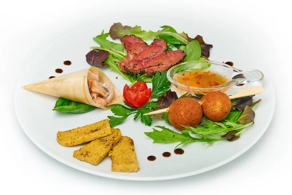 Makanan Italia Trout Tris Dengan Polenta Panggang Disajikan Piring Putih — Stok Foto