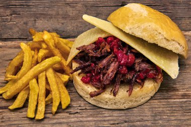 Barbekü çekti kuzu sandviç ile peynir, reçel sıcak biber, sos ve kişiler üzerine ahşap arka plan, Fast food