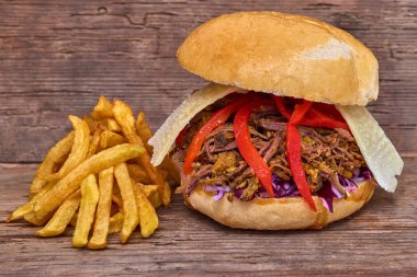 Fast food, Barbekü çekti beff sandviç peynir, biber, köri mercimek ve kırmızı lahana salatası sosu ve kişiler ahşap arka plan üzerine pişmiş