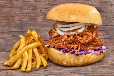 Barbekü çekti domuz sandviç ile barbekü sosu, kırmızı cabbageonion, sos ve patates salatası ahşap arka plan, Fast food