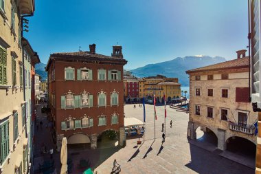Güzel Garda Gölü manzarası. Bir Riva del Garda şehir ve Garda Gölü yaz aylarında, İtalya