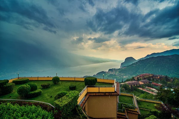 Lake Garda Tremosine Italy Panorama Bahar Bulutlu Bir Günde Güçlü — Stok fotoğraf