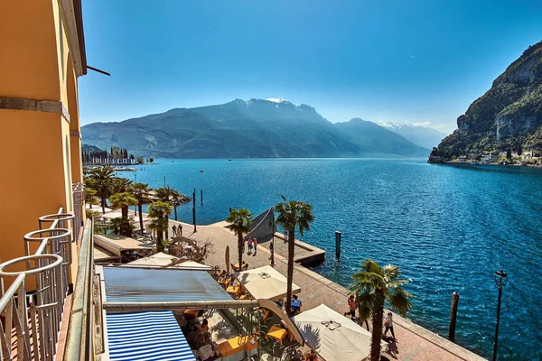 Güzel Garda Gölü manzarası. Bir Riva del Garda şehir ve Garda Gölü yaz aylarında, İtalya