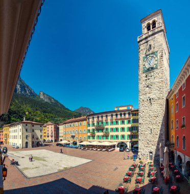 Bir Riva del Garda, Lago di Garda, İtalya - 19 Nisan 2018:View güzel Riva del Garda kasaba, Garda Gölü yaz aylarında, İtalya