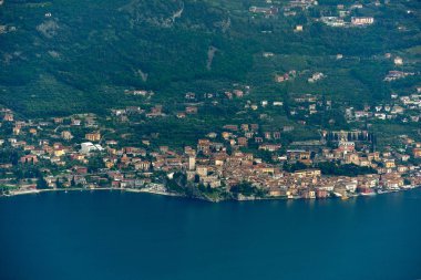 Lake Garda Tremosine, Italy.Panorama bahar bulutlu bir günde ve güçlü bir fırtına dağlarla çevrili muhteşem Garda Gölü üzerinden görünümü