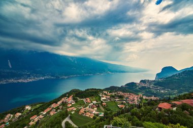 Lake Garda Tremosine, Italy.Panorama bahar bulutlu bir günde ve güçlü bir fırtına dağlarla çevrili muhteşem Garda Gölü üzerinden görünümü