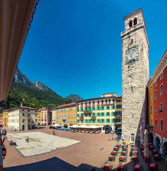Bir Riva del Garda, Lago di Garda, İtalya - 19 Nisan 2018:View güzel Riva del Garda kasaba, Garda Gölü yaz aylarında, İtalya