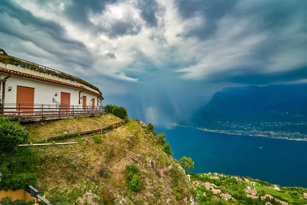 从意大利特雷莫辛看加尔达湖 在阴天和强风暴的春天 华丽的加尔达湖被山脉包围的全景 — 图库照片