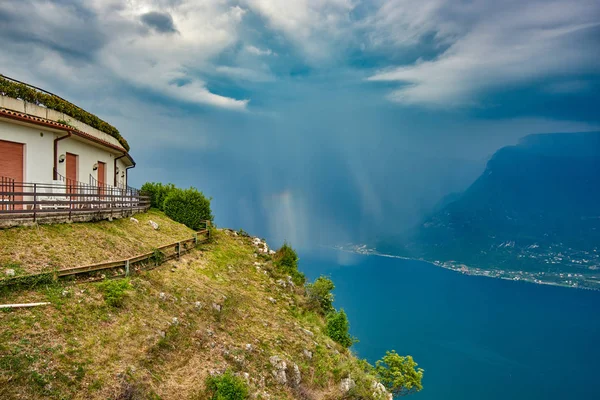 Vista Lago Garda Tremosine Itália Panorama Lindo Lago Garda Cercado — Fotografia de Stock