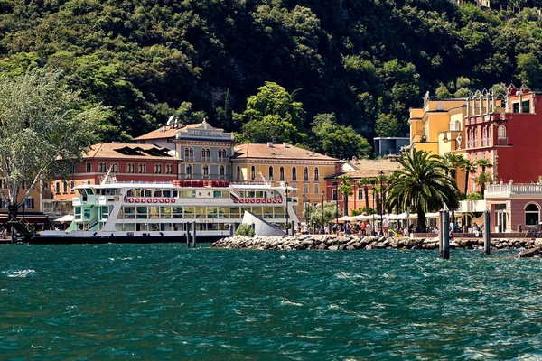 リーヴァ ガルダ ガルダ湖 イタリア リーヴァ ガルダの港と美しいリーヴァ ガルダの町 夏の時間 イタリアのガルダ湖に 2018 — ストック写真